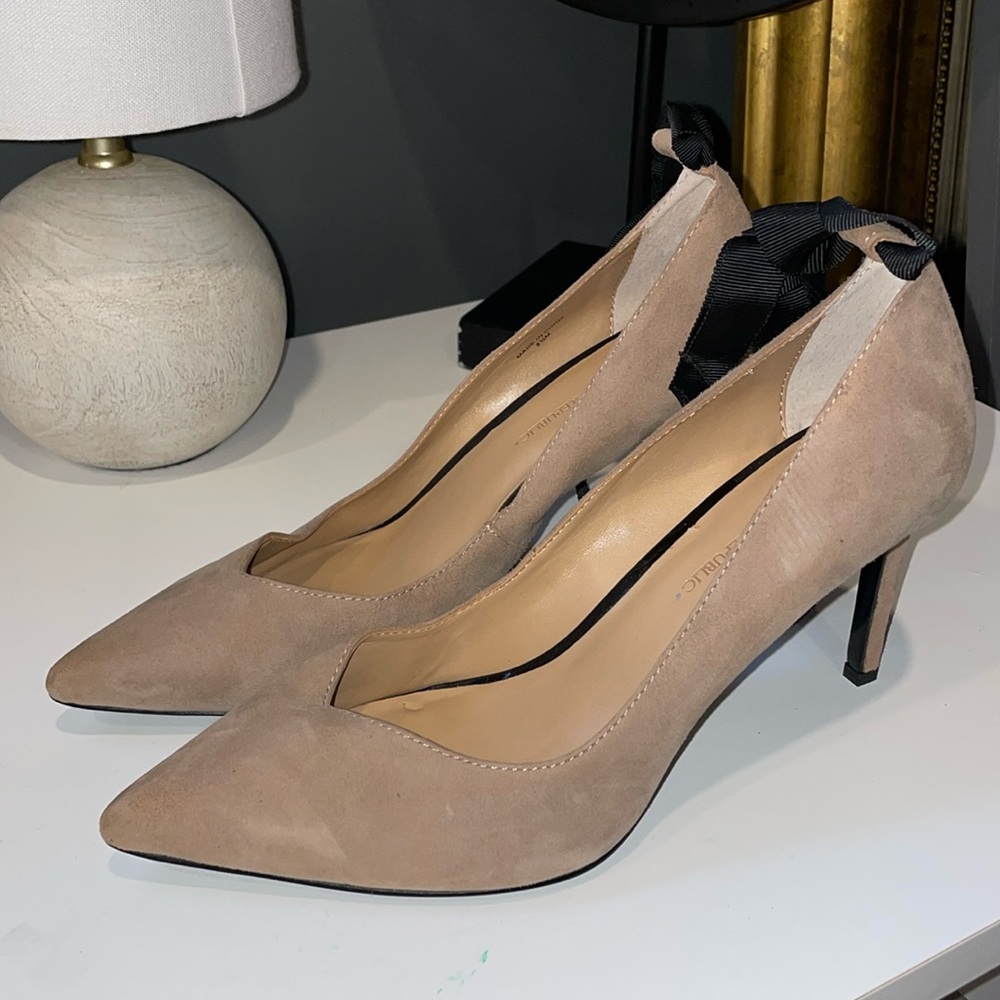 Banana Republic Nude Suede heels with Black ribbon ankle detail 8.5 Brand New!